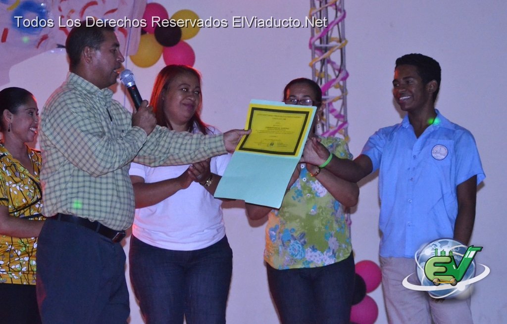 Liceo Nocturno de Moca Reconoce el joven Anderson Rafael Martínez, estudiante granador del segundo lugar en las olimpiadas distrital de lectura